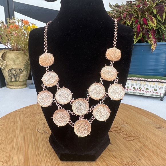 Gold tone unmarked statement necklace - Picture 3 of 15